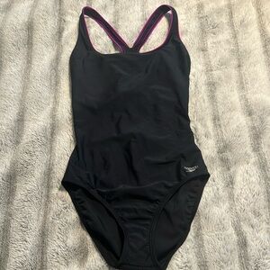 Speedo women’s size 12 black and magenta stunning suit 👙🌴